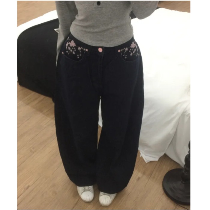 Embroidery Jeans Sakura - Dżinsy Sakura z haftem, luźne, z