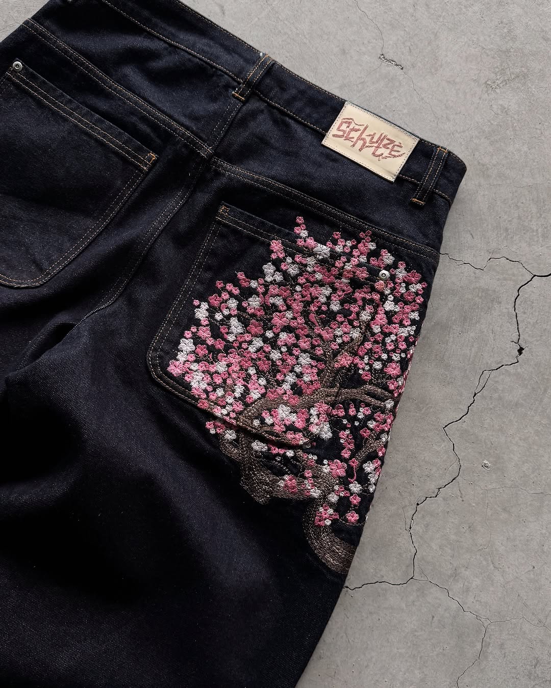 Męskie jeansy z haftem Sakura, – Embroidery Jeans Sakura recenzja i cena